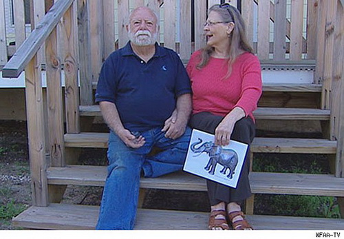 达奈尔夫妇和他们的大铜象。（Metro.uk）