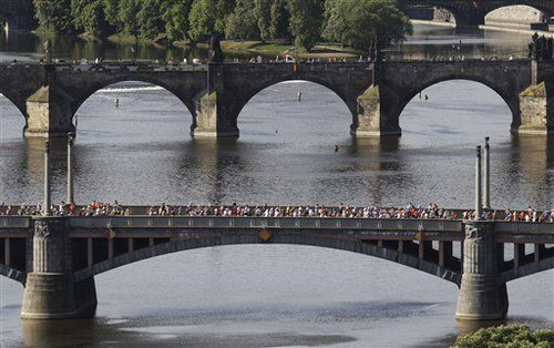 这么大一座桥，说拆就拆了。（图：Guardian）