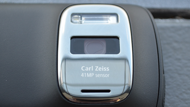 诺基亚808 PureView上的4100万像素卡尔·蔡司镜头