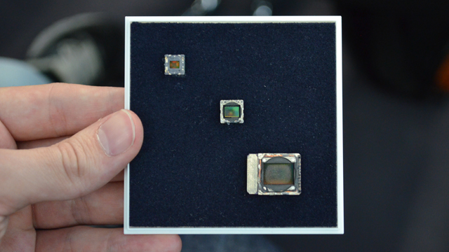 左上角是普通手机采用的500万像素传感器，中间是普通数码相机的传感器，右下角就是诺基亚808 PureView的传感器