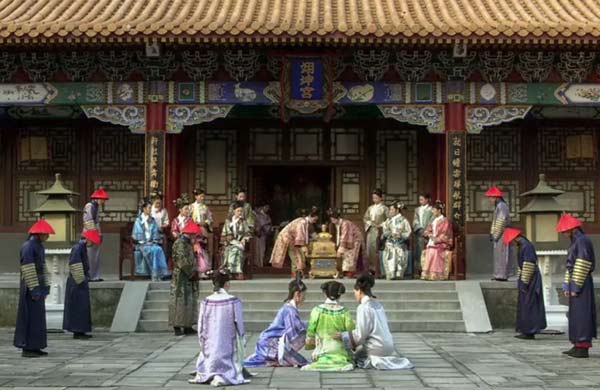 电视剧《甄嬛传》中甄嬛第一次怀孕遭遇流产的情节，因华妃刁难罚跪，甄嬛闻了含有麝香的欢宜香，跪了半个时辰就流产了。图片来自视频截图。