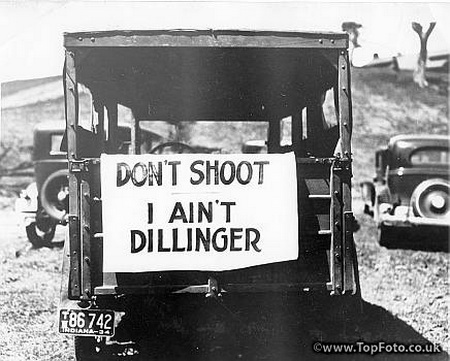 当时迪林格已经造成了全国性的恐慌：别开枪，我不是迪林格！”（图：Topfoto/AP ）。