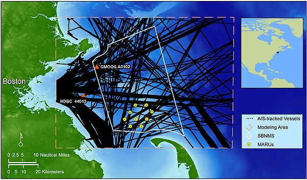 美国国家海岸警卫队船只自动识别系统（AIS）跟踪显示的，在单个月内经过保护区（白色框内）及附近海域的过往大型商业船只的航线分布。黄色点阵代表研究人员设置的水听器阵列（MARUs）。（图片：NOAA）