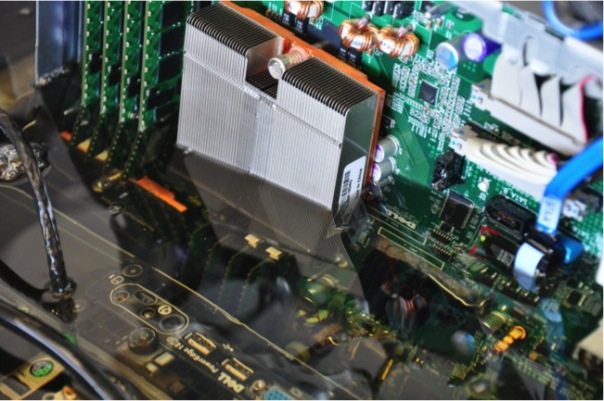 一块浸在油中的主板