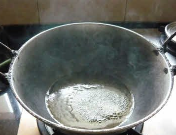 以前的粗油烟点低，让大家习惯在油锅冒烟后再炒菜，但是现在的精炼油烟点升高了，所以达到同样温度不会冒烟。所以不必等到油锅冒烟再炒菜 /ezpzcooking.com