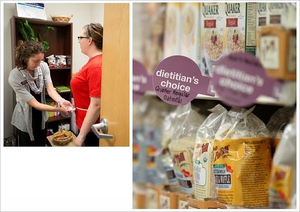 ［左］伊利诺伊州小石岛的 Hy-Vee 营养师克里斯?沃特斯给同一门店的熟食部经理梅根?莱西测量腰围。［右］ Hy-Vee 货架上标签注明的 “营养师推荐” 款食品。（图片：Stephen Mally for The New York Times）