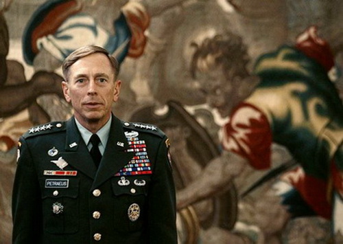 四星上将彼得雷乌斯。