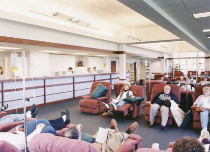 美国一家诊所的输液室。输液室里的病人密度也是人均医疗资源的一个体现。