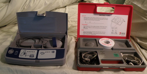 仔细看看？这个起搏器上的图例说明，只有把盒子里的圆头贴在起搏器上，才可以通过电脑操纵起搏器。