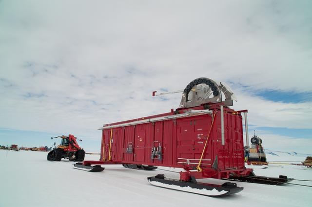 去南极，到万年寒冰之下去寻找生命