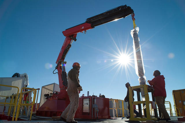 去南极，到万年寒冰之下去寻找生命