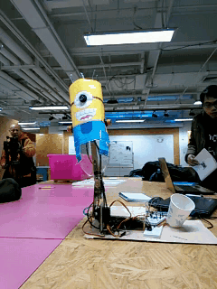 红外避障玩具：“别摸我”小黄人