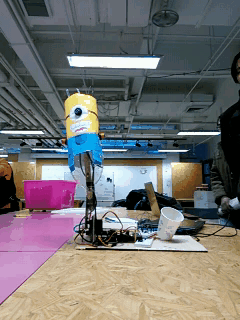 红外避障玩具：“别摸我”小黄人