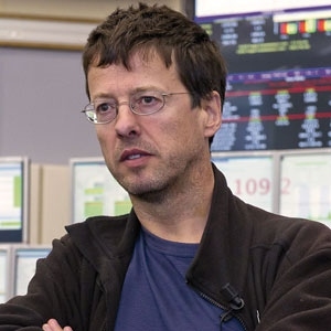 麦克 ? 拉蒙特。在拉蒙特的辛勤工作下，大型强子对撞机（LHC）持续运转，我们比以往任何时候都更加接近揭开“上帝粒子”的面纱（M. BRICE/CERN/nature.com）