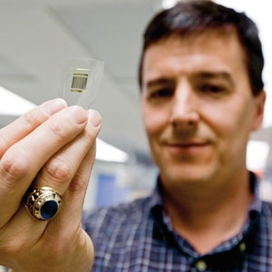 材料学家约翰 ? 罗杰斯（P. WYNN THOMPSON/NEW YORK TIMES/REDUX/EYEVINE/nature.com）