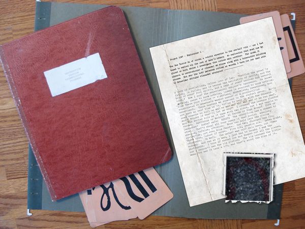 热门美剧《危机边缘》里的神秘小册子。