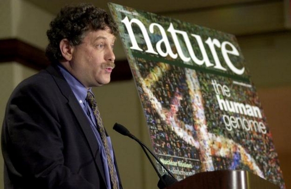 2001 年 2 月 12 日，国际人类基因组计划主要负责人之一的兰德博士在华盛顿国会山举行的一次新闻发布会上，宣布人类基因组的测序和分析的初步结果已经完成 / upi.com