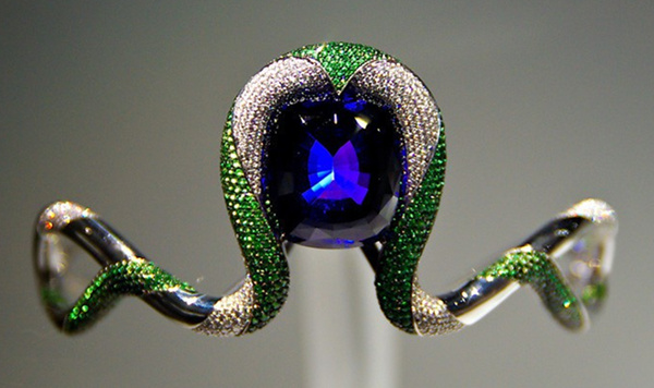 这枚坦桑石是世界上最著名的坦桑石之一，重达242克拉。它有个美丽的名字，叫做“乞力马扎罗的女王”（Queen of Kilimanjaro ）。  图：yaeldesigns.com