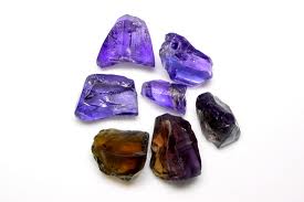 上面4颗是经过600°C高温煎熬的坦桑石，下面褐色的是没有加热过的坦桑石。用浴火重生来形容这种宝石，真是贴切不过。图：thenaturalsapphirecompany.com