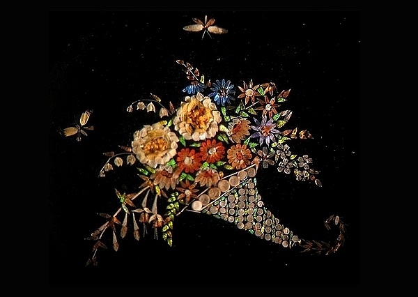 《有昆虫的花束》，用蝴蝶和昆虫翅膀的鳞片拼制而成，Henry Dalton 作于 1885 年。