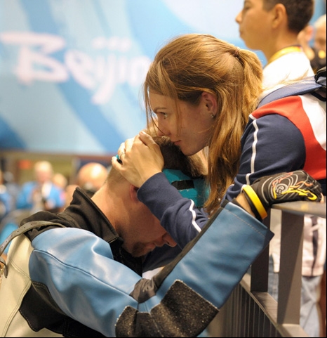 美国空气步枪射击运动员马特·埃蒙斯（Matt Emmons）和他的妻子卡特琳娜（Katerina），在 2008 年北京奥运会上。（图片：Issouf Sanogo/AFP/Getty.）