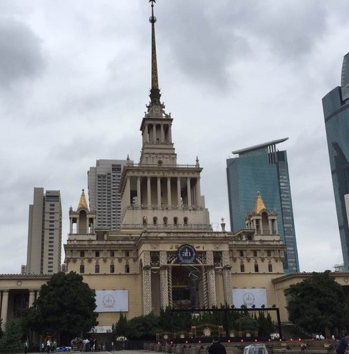 澎湃联播|闹太套，小明今晚不用滚出去了