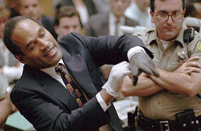 辛普森在现场试戴手套。（图：AP）