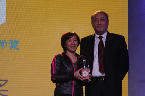 嘉宾为黄文颁奖照片。颁奖嘉宾：浙江大学校长、浙江省科协副主席 杨卫。