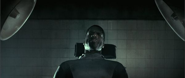 《钢铁苍穹》里给人洗脑的情节，在《发条橙》里也有相似情景。