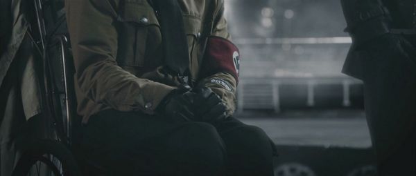 《钢铁苍穹》里的双手互搏来源于《奇爱博士》。