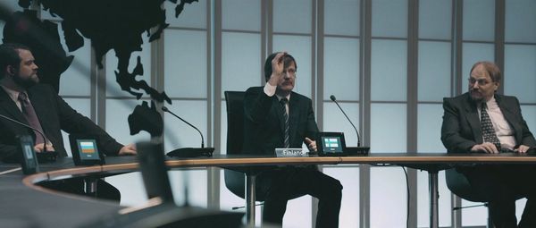 “谁没有武装他们的飞船？”（芬兰代表举手。导演是芬兰人。）