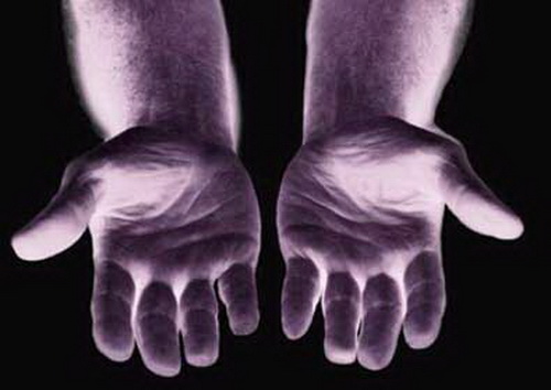 卢西亚诺的手。