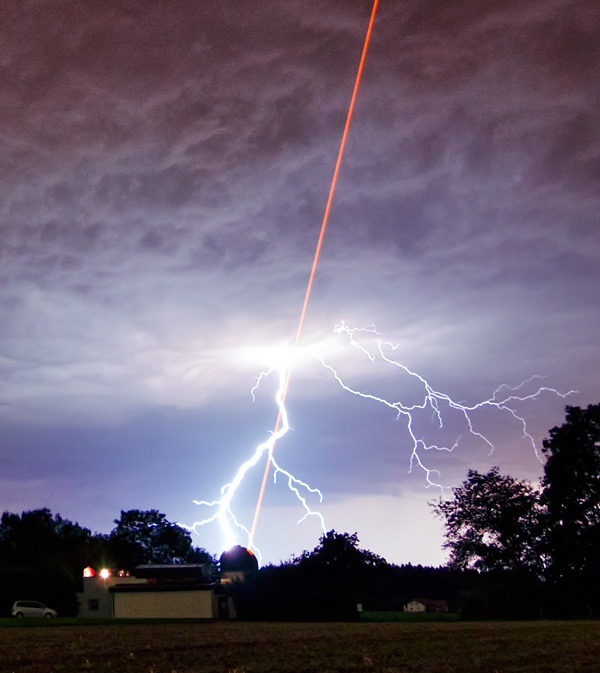 2011年8月18日，欧洲南方天文台（ESO）使用20瓦激光帮助消除大气对观测造成的模糊影响时，天空划过闪电（风暴和闪电当时并未接近天文台）。