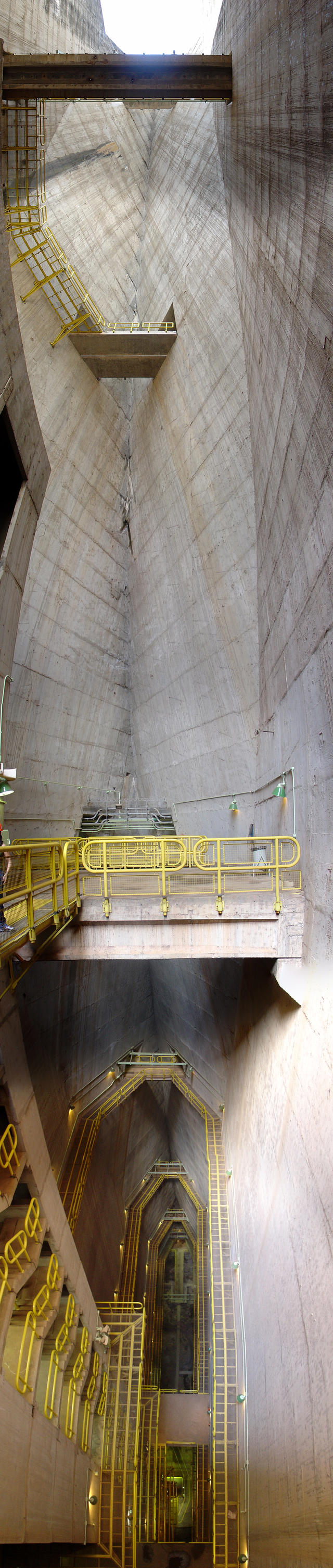 Itaipu_Décembre_2007_-_Intérieur_du_barrage.jpg