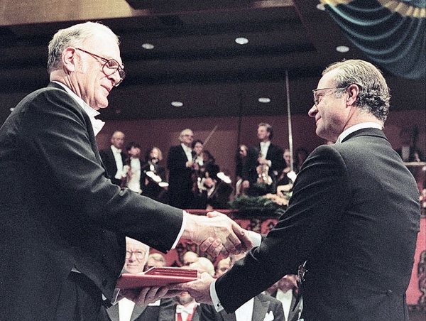 1995 年 12 月 10 日，美国化学家舍伍德 · 罗兰（左）接受由瑞典国王卡尔十六世 · 古斯塔夫颁发的诺贝尔化学奖。罗兰的研究工作敲响了地球臭氧层耗竭的报警。今年 3 月 10 日，罗兰在加利福尼亚州家中逝世，享年 84 岁。（图片：syracuse.com）