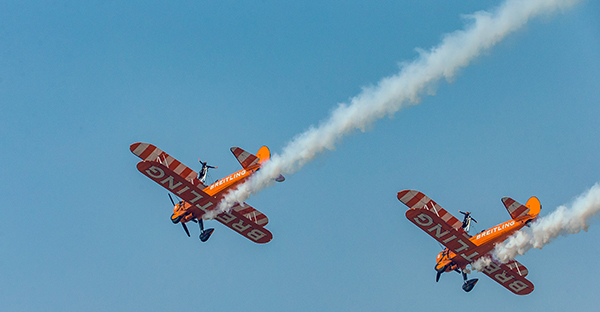 电影里爬飞机的场面很刺激？在机翼起舞的女郎说这不算什么