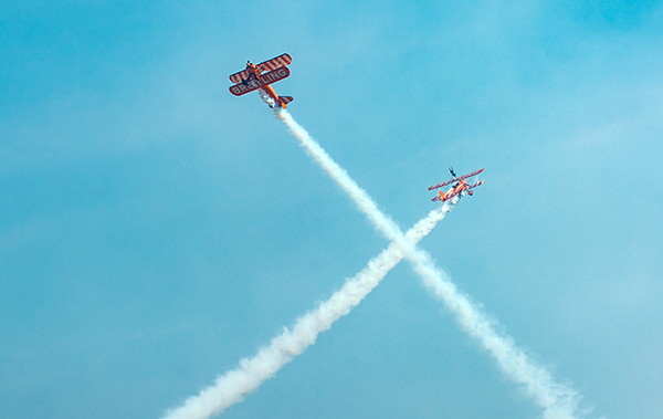 电影里爬飞机的场面很刺激？在机翼起舞的女郎说这不算什么