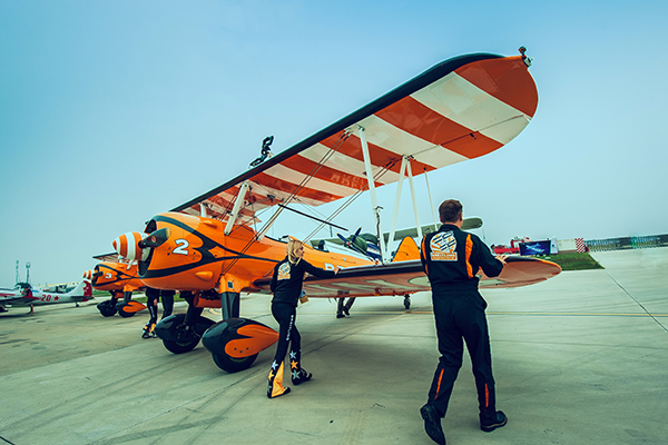 电影里爬飞机的场面很刺激？在机翼起舞的女郎说这不算什么
