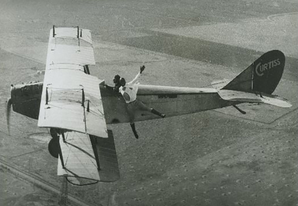 电影里爬飞机的场面很刺激？在机翼起舞的女郎说这不算什么