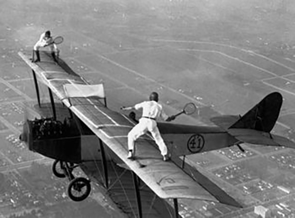 电影里爬飞机的场面很刺激？在机翼起舞的女郎说这不算什么