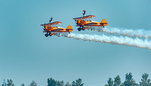 电影里爬飞机的场面很刺激？在机翼起舞的女郎说这不算什么