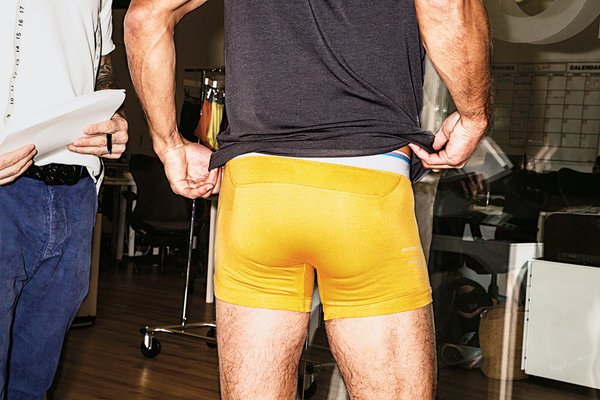 你身上衣服的剪裁，可能都是这个54岁男人决定的