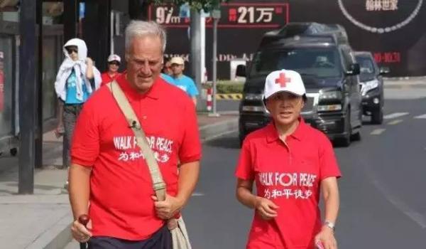 71天徒步1701公里，英国勋爵“纪念二战”用脚丈量中国