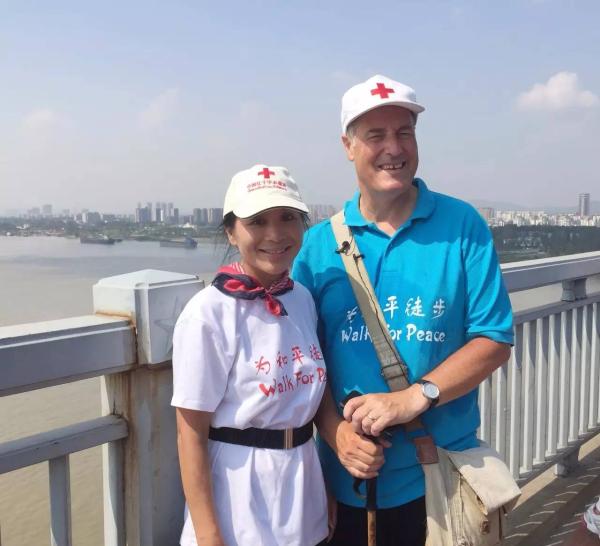 71天徒步1701公里，英国勋爵“纪念二战”用脚丈量中国