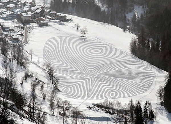 这些4万平米大小的“雪画”，都是他用双脚走出来的