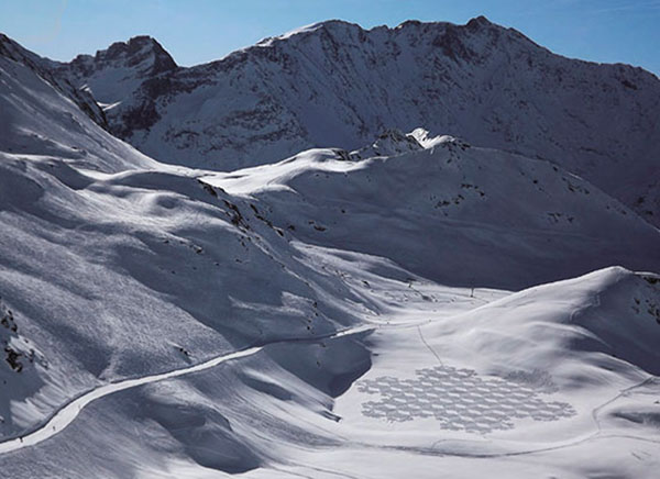 这些4万平米大小的“雪画”，都是他用双脚走出来的