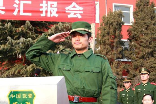 林丹参加军训。