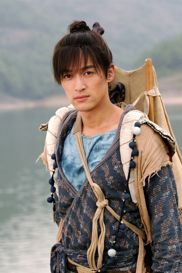 想做一个安静的古装美男，先戴上合适的假发套