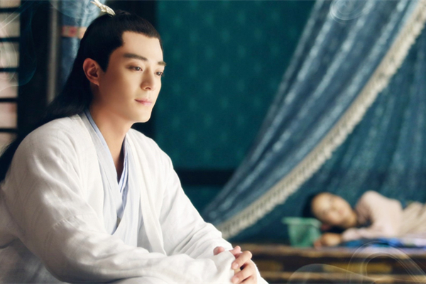 想做一个安静的古装美男，先戴上合适的假发套