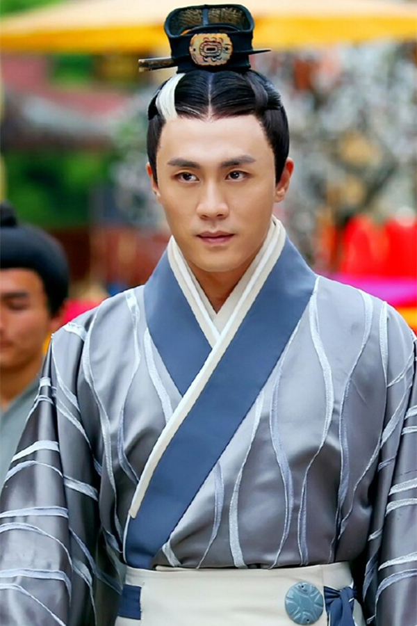 想做一个安静的古装美男，先戴上合适的假发套